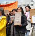 A controvérsia sobre o livro infantil ganhou fôlego nas redes sociais e gerou protestos  Foto: Zhaoyin Feng/DW