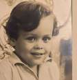 Nascido em 1967, esse menino fofo, de olhar marcante e cabelo cacheado não fazia ideia que seria vilão de famosa novela da Globo. Reconhece?.  Foto: Reprodução/Instagram, @guilhermefontesofc / Purepeople