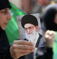 Manifestante exibe foto de Ali Khamenei em protesto em Beirute, no Líbano  Foto: ANSA / Ansa - Brasil