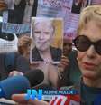 A atriz Aldine Müller na saída do velório de Cuoco: poucos amigos apareceram na cerimônia  Foto: Reprodução/TV