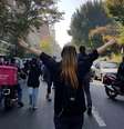 Manifestantes bloqueiam uma estrada durante protesto pela morte de uma jovem iraniana  Foto: EPA / BBC News Brasil