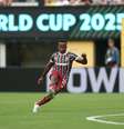 Cobrando falta com categoria, Arias manda no canto do goleiro e abre o placar para o Fluminense no Metlife!  Foto: Getty Images
