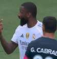  Foto: Reprodução - Legenda: Rudiger acusou o jogador Cabral, do time mexicano, de racismo durante a partida / Jogada10