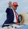O presidente dos Estados Unidos, Donald Trump, embarca no Air Force One 
  Foto: REUTERS/Ken Cedeno / BBC News Brasil