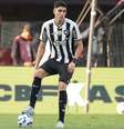  Foto: Vitor Silva/Botafogo - Legenda: Jair tem apenas 20 anos e está na mira do futebol europeu / Jogada10