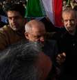 O presidente iraniano Massoud Pezeshkian, ao centro, participa de um protesto após ataques dos EUA a instalações nucleares no Irã. Em Teerã, em 22 de junho de 2025.  Foto: © AP - Vahid Salemi / RFI