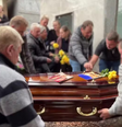 Enterro de Juliane Jacinta Sawicki, uma das vítimas do balão que caiu neste sábado; ela estava no passeio com seu namorado, que também morreu  Foto: Reprodução/Gherusa Cassol/ RBS TV/Facebook