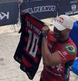 Ítalo Ferreira exibiu a camisa do Flamengo que recebeu de presente em Saquarema (RJ)  Foto: Éros Mendes/Terra / Éros Mendes/Terra