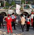 Funcionários do Crescente Vermelho em Teerã decoram carro destruído em ataque em 19 de junho  Foto: ANSA / Ansa - Brasil