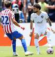  Foto: Vitor Silva/Botafogo - Legenda: Alex Telles em ação pelo Botafogo contra o Atlético de Madrid / Jogada10