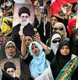 Mulheres seguram fotos do líder supremo, aiatolá Khamenei, durante manifestação de apoio no Irã  Foto: Getty Images / BBC News Brasil