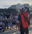 Flamenguistas roxos, fotógrafos trabalham em evento pró-Botafogo: 'Caindo alguma coisinha já está ótimo'  Foto: Jerson Pita/Redação Terra