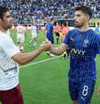 Ruben Neves, do Al Hilal, abraça Pedro Pereira, do FC Salzburg, após a partida do grupo H da Copa do Mundo de Clubes da FIFA 2025 entre FC Red Bull Salzburg e Al Hilal no Audi Field em 22 de junho de 2025 em Washington, DC  Foto: Stuart Franklin - FIFA/FIFA via Getty Images