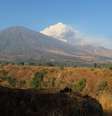 Foto do Monte Ninjani, em Lombok, onde equipes de resgate procuram por turista brasileira.  Foto: © AFP PHOTO / PIKONG / RFI