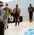 Oculos escuros e inspiração da década de 1970 marcaram o desfile masculino da Saint Laurent nesta terça-feira, 24 de junho de 2025.  Foto: REUTERS - Benoit Tessier / RFI