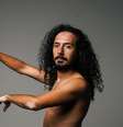 Giovanni se expressa por meio da arte e leva o vitiligo para novos espaços  Foto: Arquivo pessoal