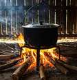 Falta de acesso a fontes mais limpas de energia ainda obrigam centenas de milhares de brasileiros a cozinharem com lenha, em fogões improvisados. A queima da madeira em ambientes internos gera poluentes com partículas invisíveis e sem odor, que passam despercebidas pelas famílias mesmo em níveis críticos, e estão associadas a doenças respiratórias, cardiovasculares e até câncer.  Foto: Freepik, CC BY / The Conversation