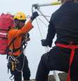 Equipe de resgate desce encosta do Monte Rinjani para retirar o corpo de Juliana Marins  Foto: DW / Deutsche Welle