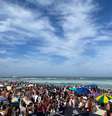 Praia de Itaúna fica lotada em etapa do Mundial de Surfe em Saquarema  Foto: Éros Mendes