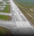 Imagem aérea do Aeroporto de Treinamento e Transição Dade-Collier, local de construção do chamado 'Alcatraz dos jacarés'  Foto: Captura de tela de vídeo @AGJamesUthmeier / BBC News Brasil