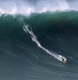 Carlos Burle durante onda gigante em Nazaré, Portugal, em 2020  Foto: Andrés Sánchez/WSL