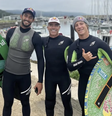 Lucas Chumbo, Carlos Burle (no meio) e Lucas Fink em Nazaré (Portugal)  Foto: Reprodução/Instagram 