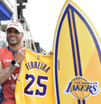 Ítalo Ferreira foi presentado com prancha personalizada  Foto: Staff Images/ WSL