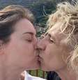 Alessandra Maestrini beijando a namorada  Foto: Reprodução/Instagram/Alessandra Maestrini