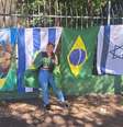 Ambulante diz que família trocou Lula por Bolsonaro e cita 'renda garantida' com venda de bandeira do Brasil  Foto: Maria Luiza Valeriano/Redação Terra