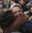 Jeannette Jara, do Partido Comunista, abraça apoiadores antes de votar nas primárias da coalizão Unidos pelo Chile para escolher o candidato do partido governista para a eleição presidencial.  Foto: AP - Esteban Felix / RFI