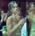 Bruna Marquezine fez de tudo para pegar o buquê do casamento de Giovanna Lancellotti e Gabriel David.  Foto: Reprodução, X / Purepeople