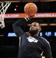 LeBron James irá ficar nos Lakers na próxima temporada da NBA.  Foto: Divulgação/Lakers / Estadão