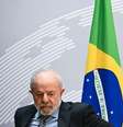 Lula com bandeira do Brasil ao fundo  Foto: Getty Images / BBC News Brasil