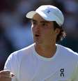João Fonseca se 'desculpa' após derrotar inglês em 1ª vitória em Wimbledon  Foto: Reprodução/X/@Wimbledon