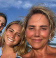 A atriz Heloisa Périssé (à direita) ao lado de suas duas filhas: Luisa Périssé (ao meio), de 25 anos, de Tontom (à esquerda), de 18  Foto: Reprodução/Instagram/@heloisaperisse