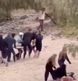 Prancha de surfe foi utilizada como maca e o garoto teve os primeiros socorros executados por um paramédico que estava no local  Foto: Reprodução/ Instagram/ @nicka35