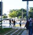 Pedestres enfrentam manhã de frio no Rio de Janeiro, com termômetros marcando 13°C na região da Praça Mauá, no centro da cidade, nesta quinta- feira, 26 de junho de 2025.  Foto: PAULO CARNEIRO/ATO PRESS/ESTADÃO CONTEÚDO