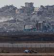 Veículos militares israelenses se movem perto da fronteira entre Israel e Gaza  Foto: Reuters / BBC News Brasil