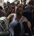 Palestinos se despedem de mortos em ataque israelense em café na Faixa de Gaza  Foto: ANSA / Ansa - Brasil