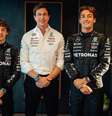 Kimi Antonelli, Toto Wolff e George Russell  Foto: Reprodução / Mercedes - AMG Petronas