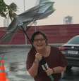 Guarda-chuva de jornalista quebra com o vento em PE e repórter cai na risada  Foto: Reprodução/TV Globo