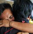 Kholil, 26, um sobrevivente do naufrágio, se emociona ao encontrar um parente no porto de Gilimanuk, em Bali, Indonésia, em 3 de julho de 2025.  Foto: REUTERS - Johannes Christo / RFI