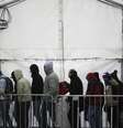 Migrantes fazem fila em centro de acolhimento de refugiados em Berlim.  Foto: AP - Markus Schreiber / RFI