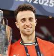Diogo Jota com taça da UEFA nas mãos  Foto: Reprodução | Instagram | @liverpoolfc