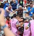 Jogadores do Fluminense comemoram gol contra o Al Hilal  Foto: LUCAS MERÇON / FLUMINENSE F.C