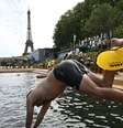 Banhista mergulha no rio Sena em um dos pontos autorizados para o nado, perto da torre Eiffel, neste sábado, 5 de julho de 2025.  Foto: AFP - JULIEN DE ROSA / RFI