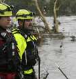 Bombeiros do condado de Kerr trabalham na busca e resgate das vítimas da enchente do rio Guadalupe, no Texas.  Foto: AP - Michel Fortier / RFI