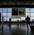 Polícia italiana prendeu chinês em aeroporto de Milão com mandado de prisão pelo FBI  Foto: ANSA / Ansa - Brasil
