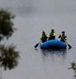 Equipes de resgate remam em um barco inflável enquanto realizam buscas ao longo de um curso d'água após uma enchente repentina em Kerrville, no Texas  Foto: Reuters / BBC News Brasil