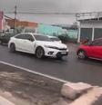 Veículo na contramão na Estrada do Coco, na região metropolitana de Salvador  Foto: X/@eudanzinho / Reprodução